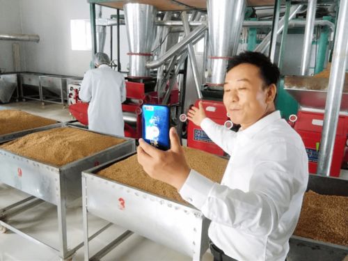 以文藝之光，聚扶貧之力——烏海市文體旅游廣電局文藝采風(fēng)創(chuàng)作與慰問(wèn)演出活動(dòng)紀(jì)實(shí)